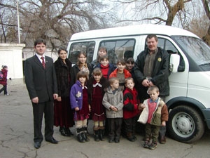 Многодетной семье подарили микроавтобус