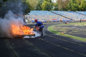 Пожарные тушили огонь… на стадионе