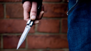 Преступник с ножом ограбил ребёнка