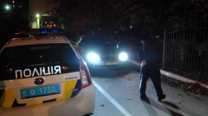 Патрульная полиция ночью окружила облГАИ в Одессе для предотвращения вывоза