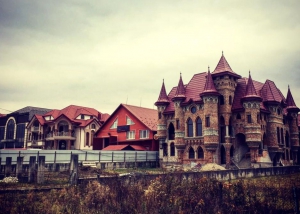 Культурный шок: в сети показали замки контрабандистов на Закарпатье