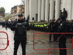 В Киеве у здания Верховной Рады продолжается акция протеста