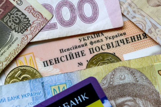 Части украинцев будут платить пенсии по-новому: что меняется с 1 апреля