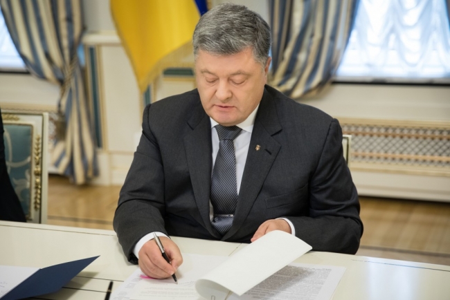 Порошенко ввел в действие решение СНБО о прекращении Договора о дружбе с РФ