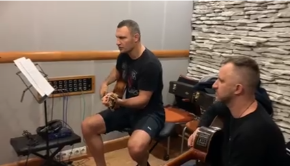 Виталий Кличко на гитаре исполнил хит группы The Beatles: видео