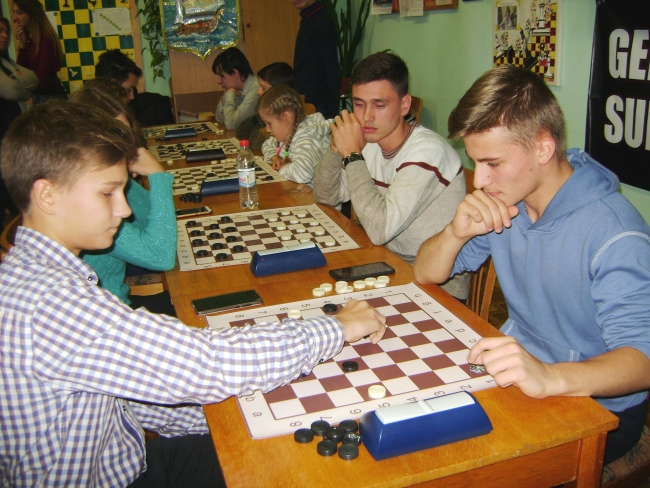 Школьники играли в шашки