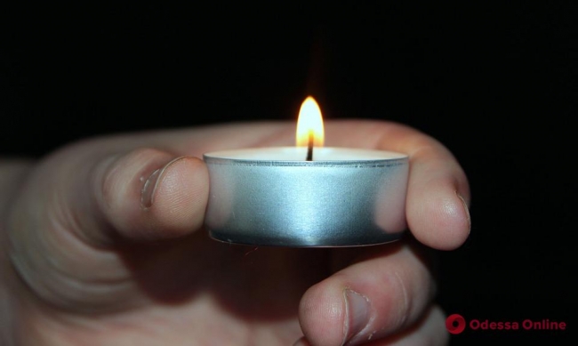 Под Одессой во время памятной линейки школьники отравились испарениями свечей