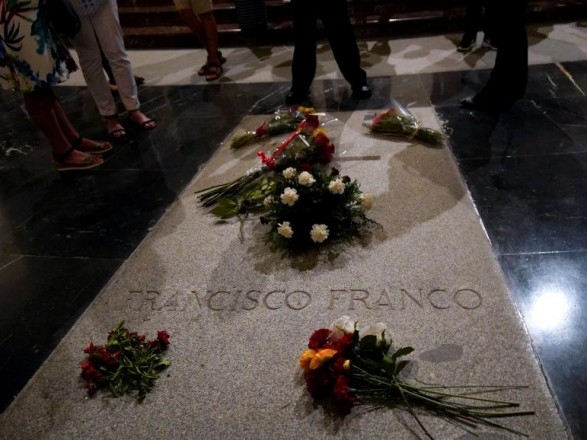 В Испании эксгумируют останки диктатора Франко