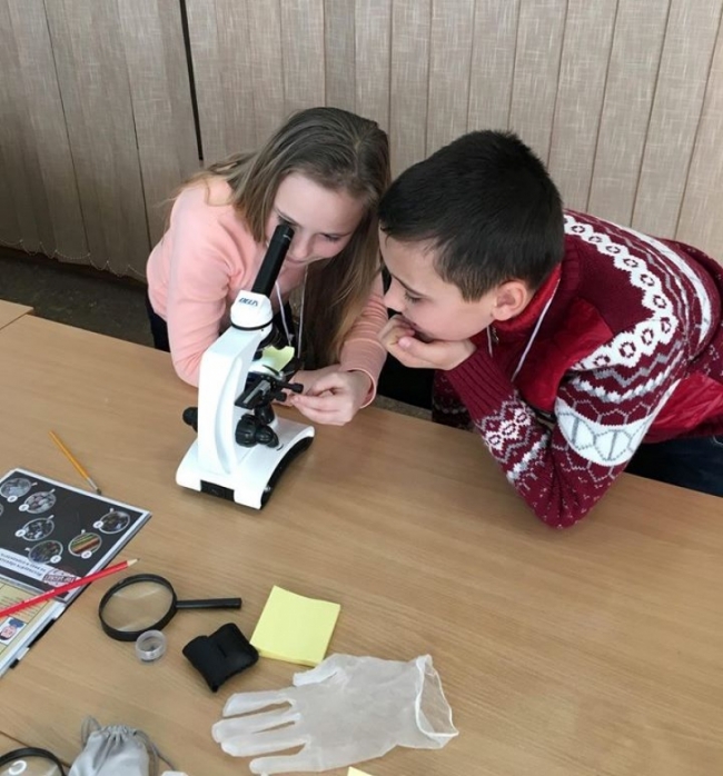 Юным сыщикам помог микроскоп!
