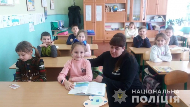 В Одесской области полицейские проводят со школьниками уроки безопасности в Интернете