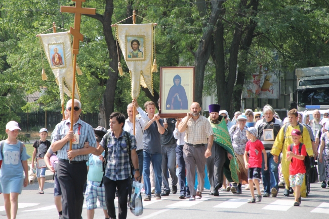 Крестный ход с иконой Анны Кашинской