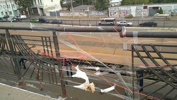 Коммунальщики починили мост в Киеве нитками и скотчем
