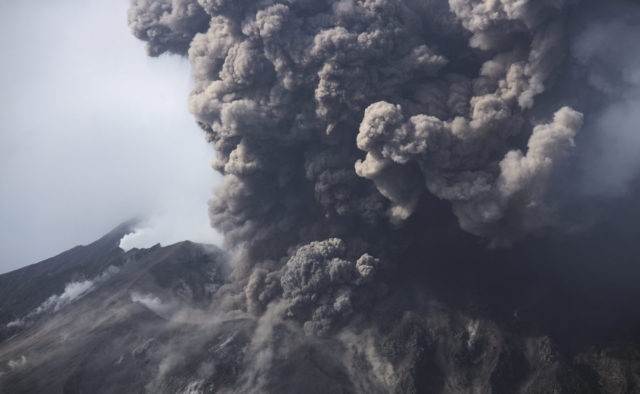 Появились кадры извержения вулкана Этна в Италии