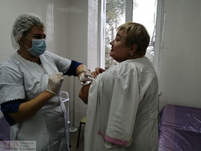 Одесские врачи привились новой вакциной от гриппа