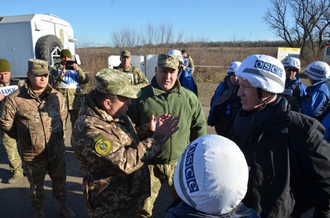 В Луганской области продолжают проводить разведение сил