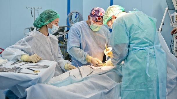Во Львове впервые в Украине канадские хирурги заново сформировали лицо 16-летнему парню