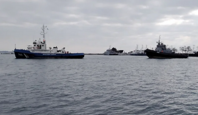 Захваченные Россией украинские корабли покинули порт Керчи