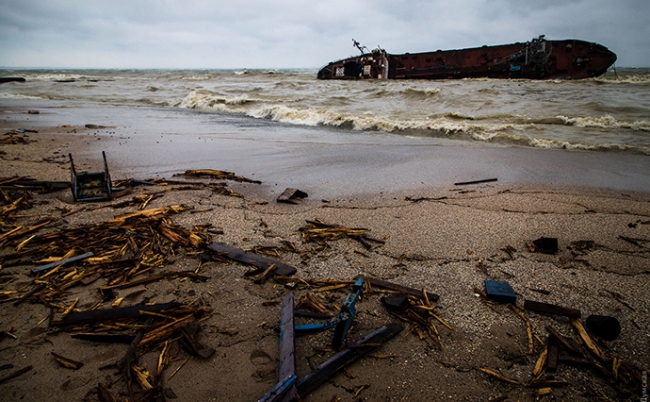 Крушение танкера под Одессой: шторм мешает ликвидировать экологическое бедствие