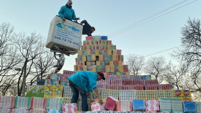 В Одессе собрали самую высокую башню из детских подарков