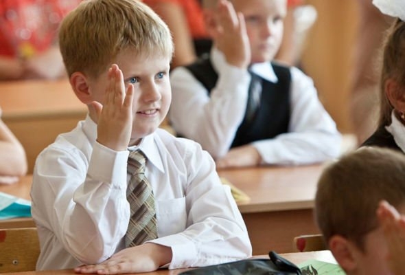 Украинских школьников будут учить декоммунизации
