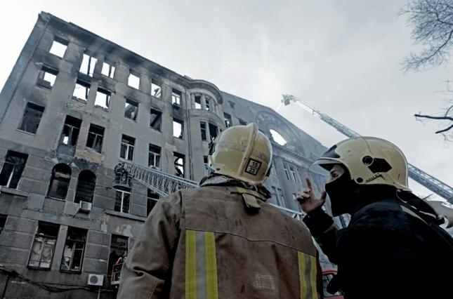 В Одессе демонтируют сгоревший экономический колледж