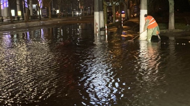 Непогода в Одессе: сильный дождь затопил несколько улиц