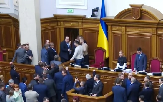Депутаты Тимошенко и Медведчука заблокировали трибуну из-за намерений рассматривать законопроект о рынке земли