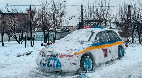 В Днепре из снега слепили авто патрульных: из-за чрезмерной схожести приехала полиция