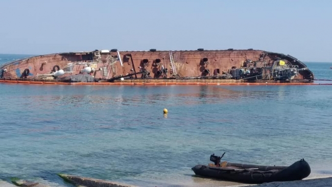 В Одессе не смогли поднять затонувший танкер Delfi