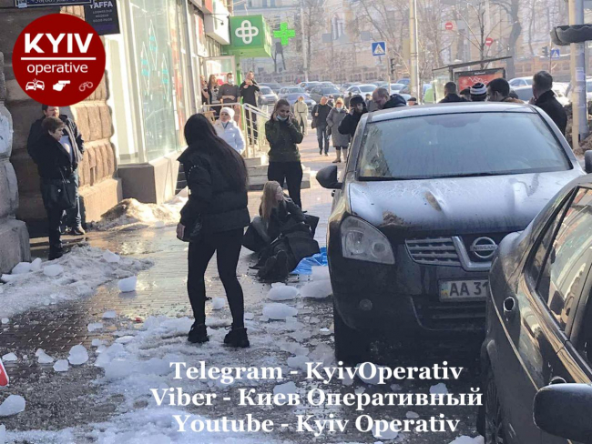 В центре Киева на девушку упала огромная глыба льда
