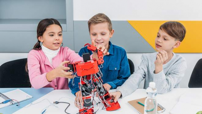 Развивает креативность и жизненные навыки: каковы преимущества STEM-обучения в школе