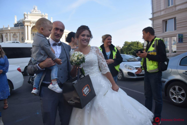 Спасла, теперь женись: в Одессе сыграли свадьбу девушка-медик и пострадавший в ДТП мотоциклист