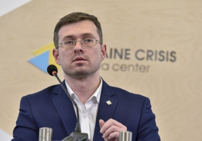 Украинских медиков, которые выступают против вакцинации, будут наказывать