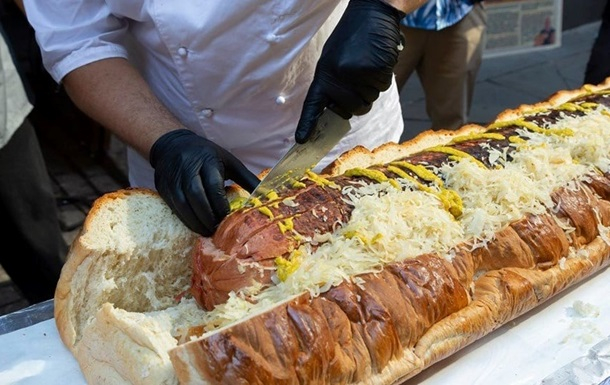 В Украине сделали самый большой хот-дог