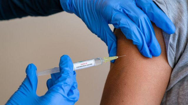 Из-за штамма "Омикрон" Британия переходит к повторной вакцинации каждые 3 месяца