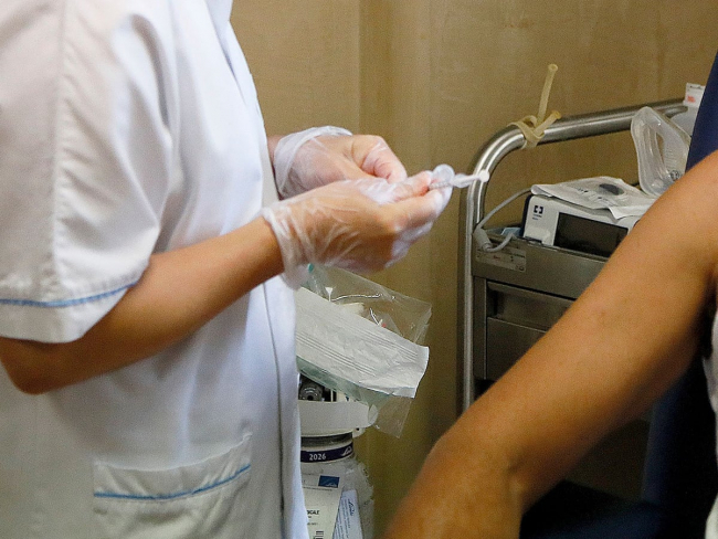 Итальянец пришёл на прививку против COVID с искусственной рукой
