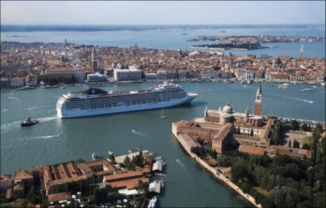 Италия возмещает убытки из-за запрета океанским лайнерам заходить в Венецию