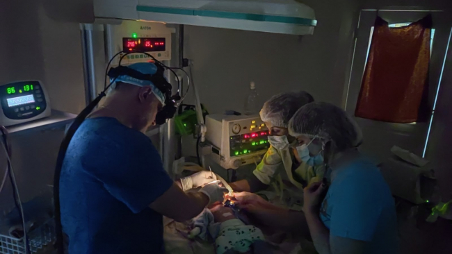 В Сумах провели две уникальные операции преждевременно рождённым малышам