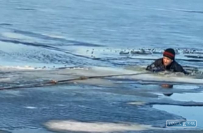 В Одесской области рыбаки спасли человека, провалившегося под лёд