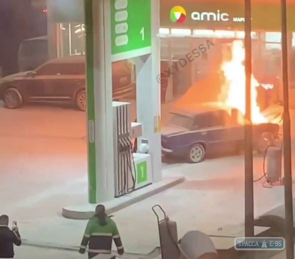 Автомобиль загорелся на заправке в Одессе