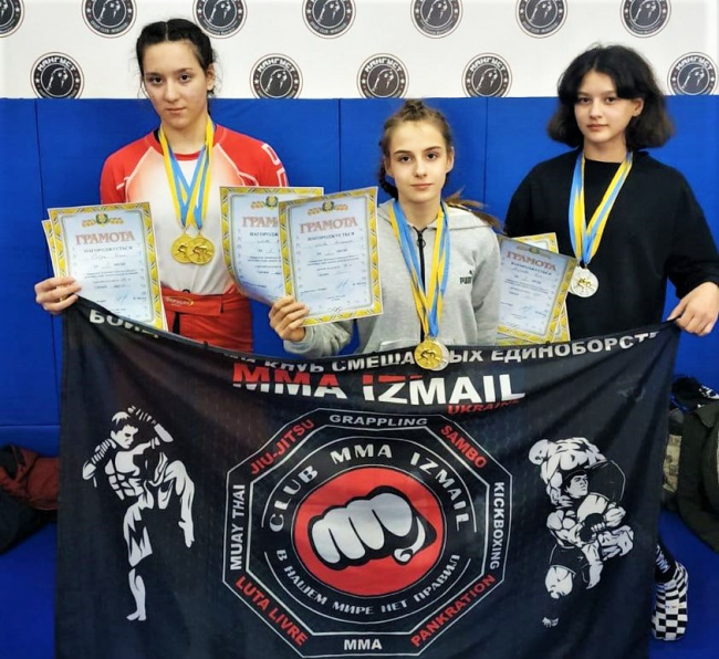 Спортсменки MMA IZMAIL завоевали на троих три "золота" и "серебра" на областных соревнованиях
