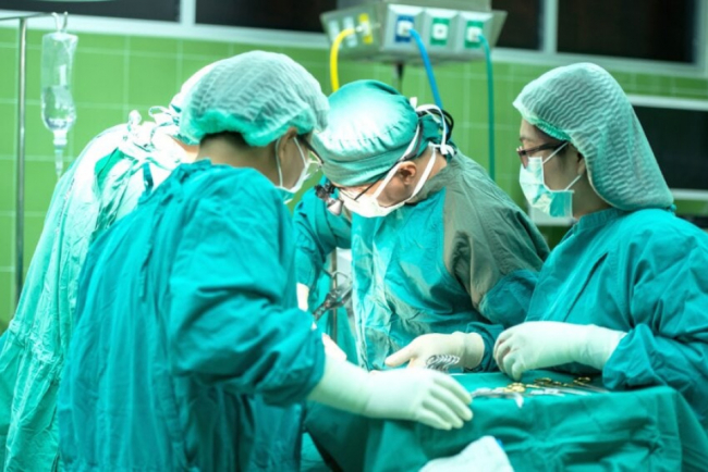 Кардіохірурги провели унікальне оперативне втручання, врятувавши життя 76-річній жінці
