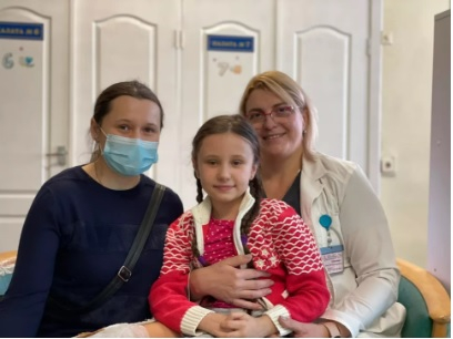 Українські лікарі прооперували “кришталеву дівчинку”, яка за свої 9 років 10 разів ламала кінцівки