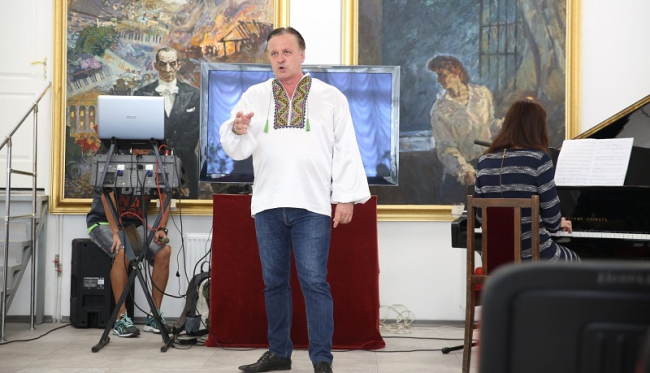 Заслужений артист України Іван Носик співав для ізмаїльських військовослужбовців