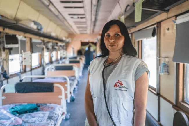 Як "Лікарі без кордонів" рятують пацієнтів зі сходу: історія лікарки з евакуаційного потягу