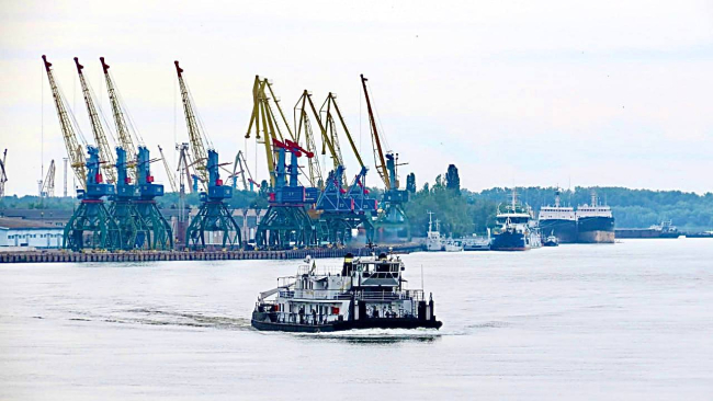 Караван УДП завантажують у порту Сербії