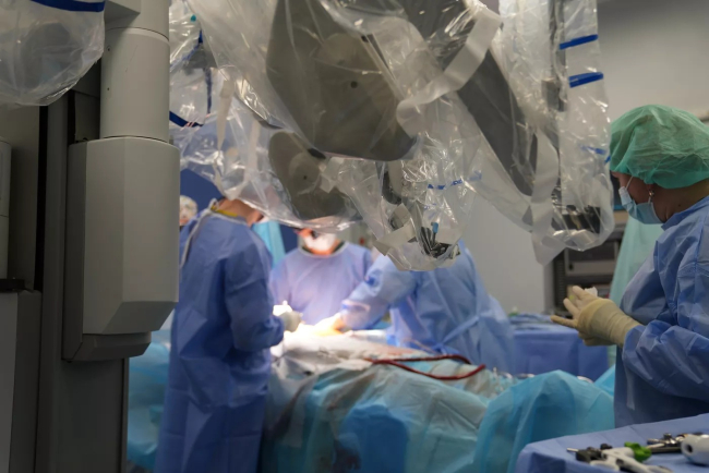 В Україні провели першу операцію на серці із застосуванням робота Da Vinci