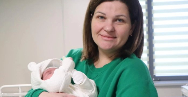 В "Охматдиті" 12-денному немовляті видалили величезну пухлину, що здавлювала легеню