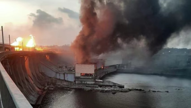 Удар росіян по ДніпроГЕС: на станції вирує пожежа, але загрози прориву дамби немає − Укргідроенерго