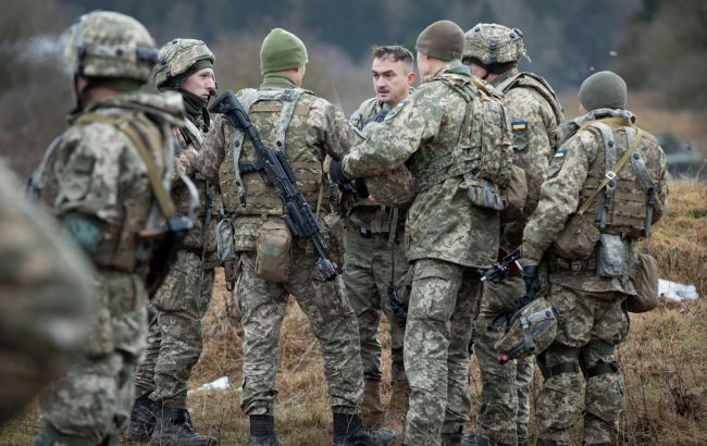 "рф" атакує на трьох напрямках, щоб знизити оборонні можливості України в умовах нестачі зброї, - ISW